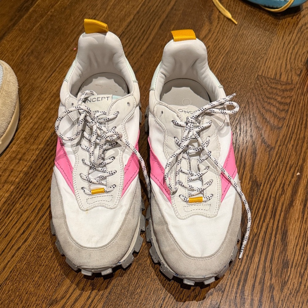 CONCEPT Women's White & Pink Trail Sneakers